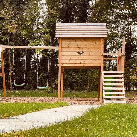 Spacious 4 Bed Family In Parkland Setting * يورك