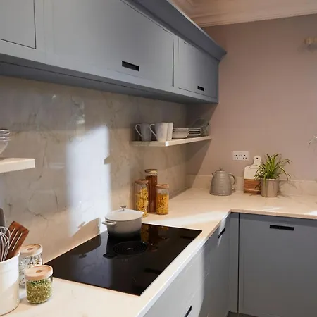 Spacious 4 Bed Family In Parkland Setting يورك