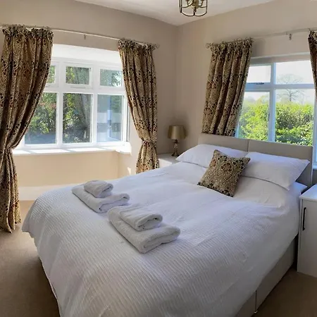 Spacious 4 Bed Family In Parkland Setting *