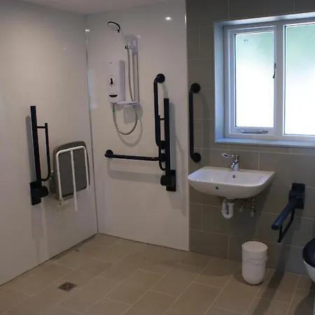 Spacious 4 Bed Family In Parkland Setting بيت للعطل