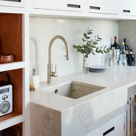 Spacious 4 Bed Family In Parkland Setting يورك