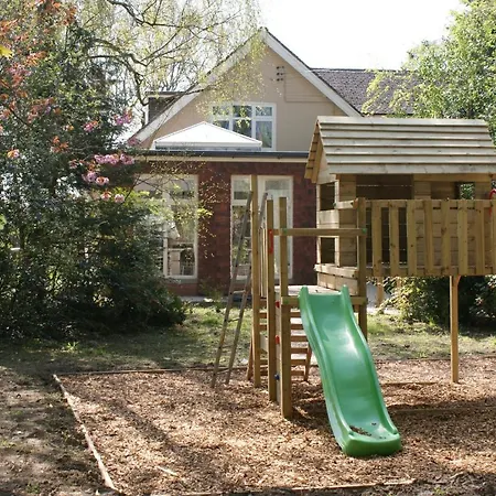 Spacious 4 Bed Family In Parkland Setting بيت للعطل