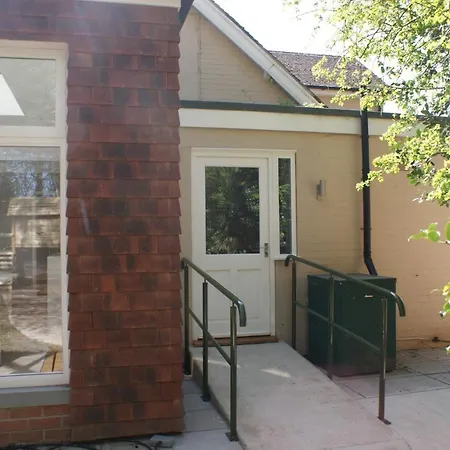 Spacious 4 Bed Family In Parkland Setting يورك