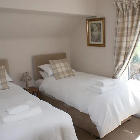 Spacious 4 Bed Family In Parkland Setting يورك