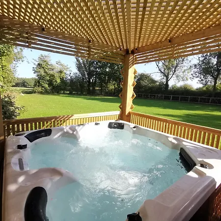 بيت للعطل Spacious 4 Bed Family In Parkland Setting *